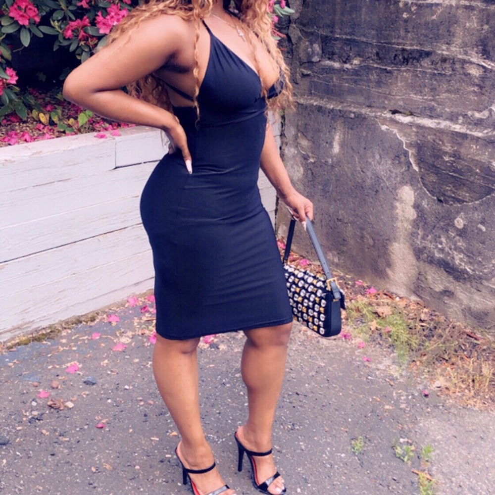 Black bodycon dress